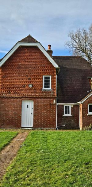 Maplehurst, RH13 - Photo 1