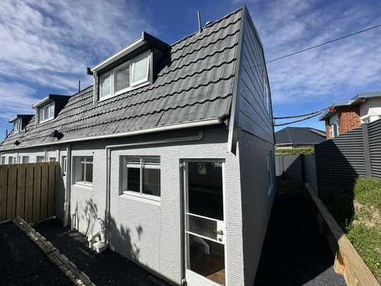 Tastefully designed and well appointed! - Photo 1