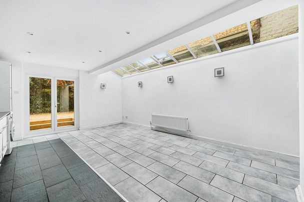 4 bedroom terraced house to rent - Photo 1