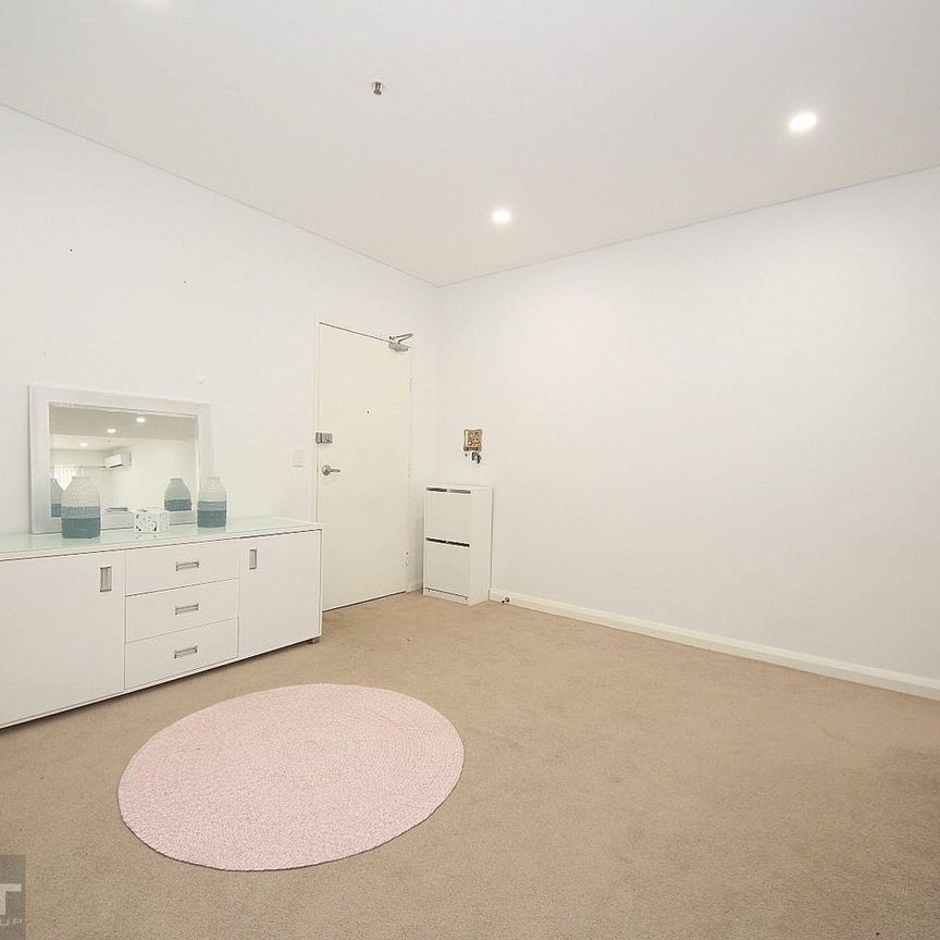 Ideal Location, Close to everything - Photo 1