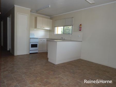 Three Bedroom with Air Conditioning Throughout - Photo 5