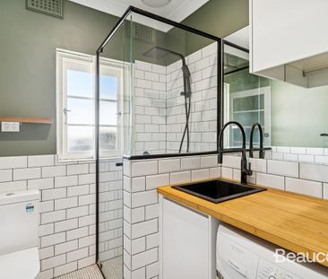 CHARACTER MEETS CONVENIENCE - WITH HYDE PARK ON YOUR DOORSTEP - Photo 3