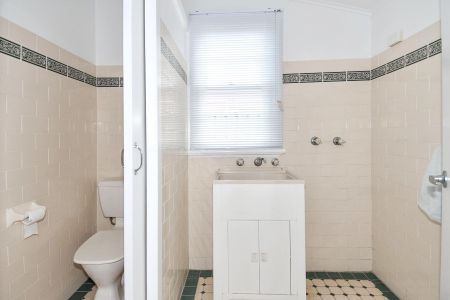 RENOVATED CENTRAL 3 BEDROOM HOME - Photo 5