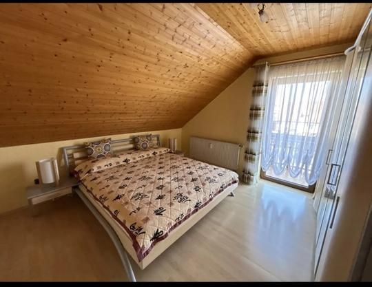 Schöne, helle Dachgeschosswohnung – 79 m², Balkon, EBK, Nähe Main - Foto 1