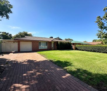 Charming Family Home in Dubbo - Photo 2