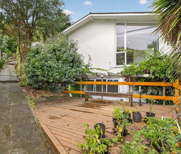 Spacious 5-Bedroom Lyttelton Home with Fabulous Views! - Photo 2