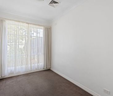 LARGE THREE BEDROOM PROPERTY - Photo 5