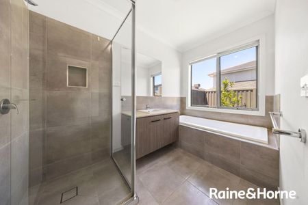 MODERN 4 BEDROOM HOME WITH ALL THE EXTRAS - Photo 4