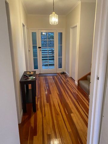 Large, sunny home with 4/5 bedrooms - Photo 3