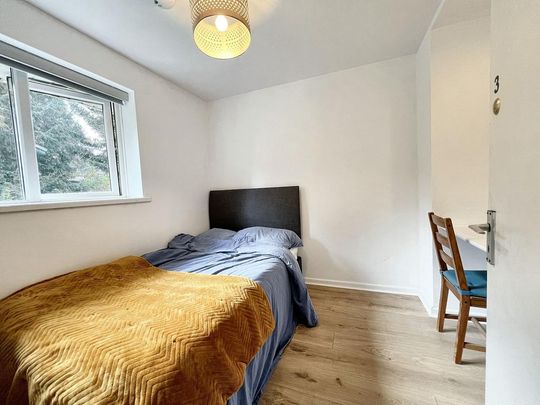 6 bedroom semi-detached house to rent - Photo 1