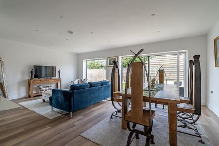 4 bedroom detached house to rent - Photo 4