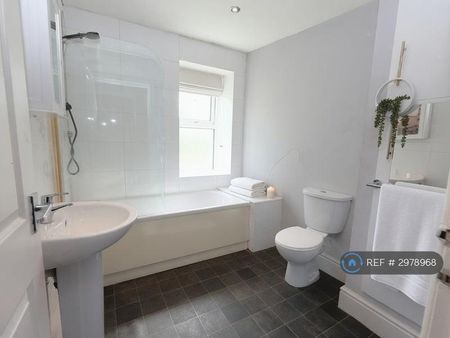 1 bedroom in a house share to rent - Photo 4
