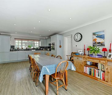 A 5 bedroom detached family home to rent at Woolton Hill near Newbury. - Photo 1