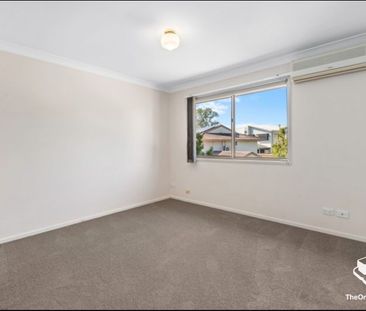 Spacious 3 Bedroom Townhouse In Prime Location!!! - Photo 5