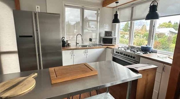 Furnished three bedroom - Photo 1