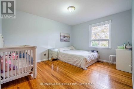 11 DURHAM CRESCENT - Photo 2