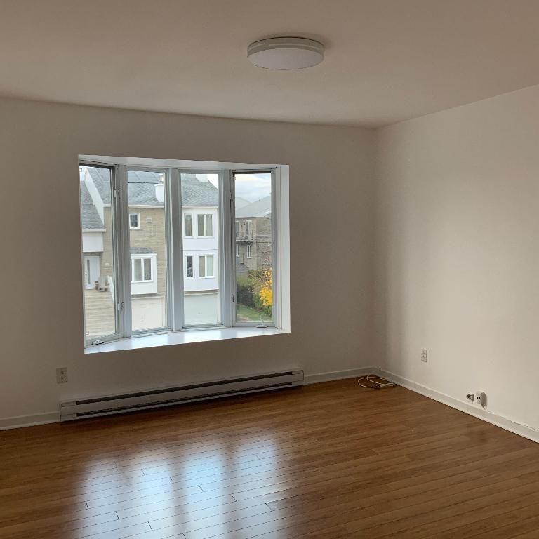 5 ½ (3 chambres fermées) à louer disponible immédiatement situé au 2e étage d’un triplex à St-Hubert. - Photo 1