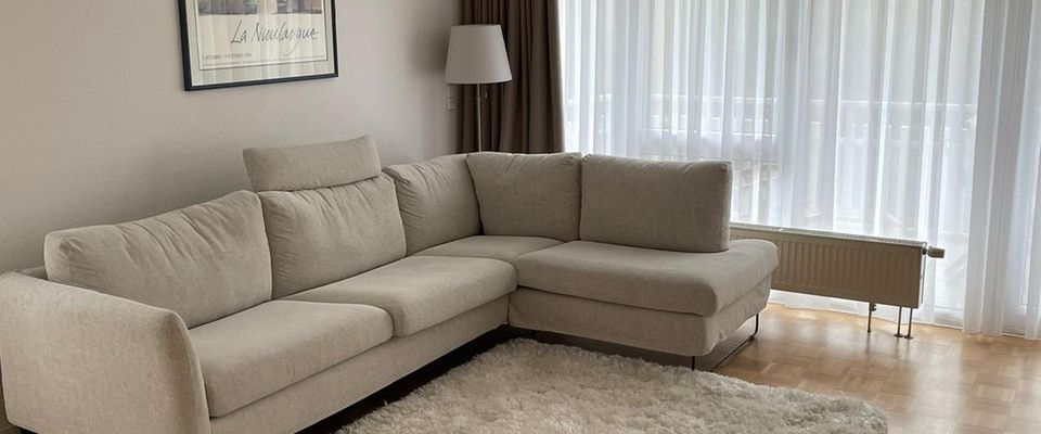 Wüste, helle, modern möblierte 3-Zi.-Wohnung mit Balkon und PKW-Stellplatz. - Photo 1