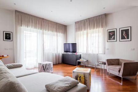 Via Parigi, Bologna, Emilia-Romagna 40100 - Photo 2