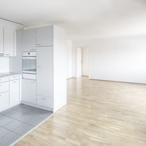 "Living near the city center and train station guaranteed!" - Photo 2