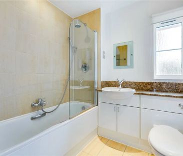 1 bedroom flat in Surrey - Photo 1