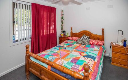 DELIGHTFUL 3-BEDROOM HOME - Photo 5