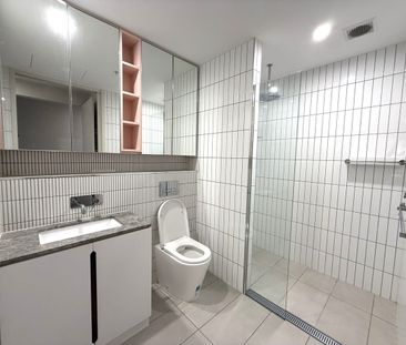 Modern 2 Bedroom Apartment, short walk to train - Photo 6