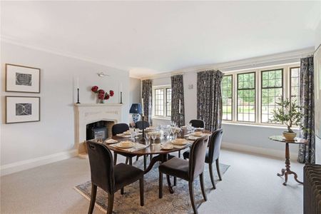 A magnificent Cotswold stone home on a private gated estate just outside the charming market town of Cirencester, with extensive leisure facilities and excellent road access. - Photo 5