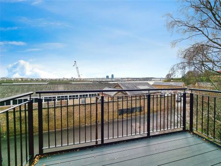 2 bedroom penthouse to rent - Photo 2