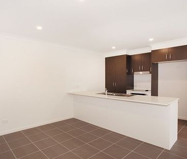 MODERN SPACIOUS DUPLEX IN ROSEMOUNT RISE - Photo 4
