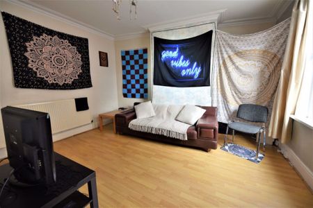 2 bedroom House in Thornville Road, Leeds - Photo 2