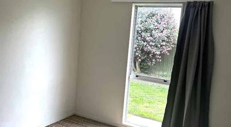 Cozy Three-Bedroom Family Home - Photo 4