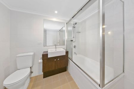 SPACIOUS 2 BEDROOM APARTMENT! - Photo 2