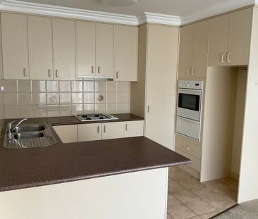 Neat Central Townhouse - Photo 3