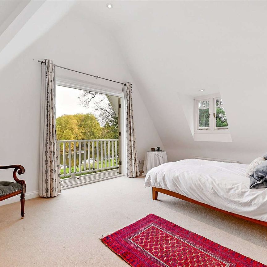 This stunning riverside property sounds ideal for those looking to enjoy the beauty of the River Thames - Photo 1