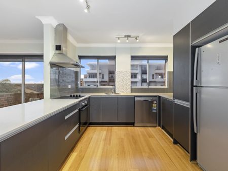 Two Bedroom Apartment with Spacious Living! - Photo 2