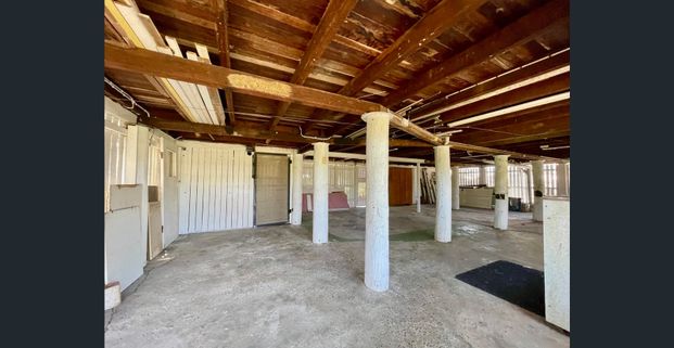 Charming Highset Queenslander - Great Location! - Photo 1