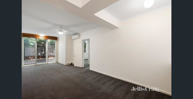 Spacious Ground Floor Apartment with Oversized Courtyard - Photo 1