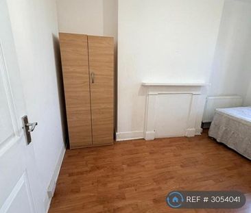 1 bedroom in a flat share to rent - Photo 1
