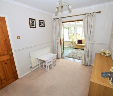 4 bedroom semi-detached house to rent - Photo 3