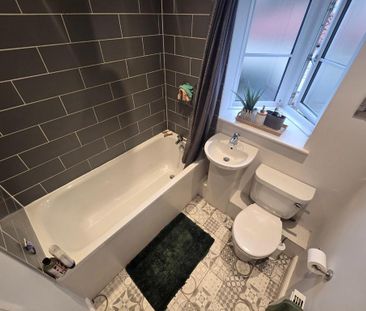 2 bedroom end of terrace house to rent - Photo 2