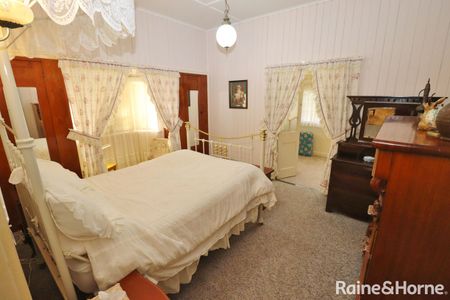 Large 4 Bedroom Home - Photo 3
