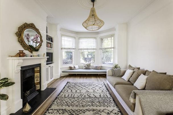 Stunning House - Photo 1