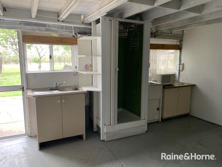 3 BEDROOM HOME MORANBAH - Photo 2