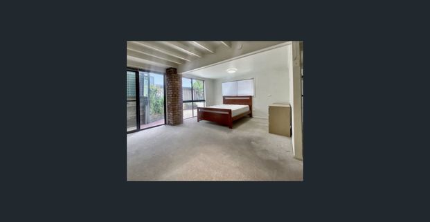 Great location with ocean views! Potential for dual living! - Photo 1