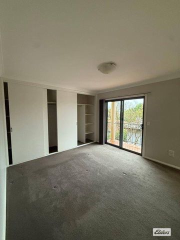 MODERN TRI-LEVEL TOWNHOUSE - Photo 3
