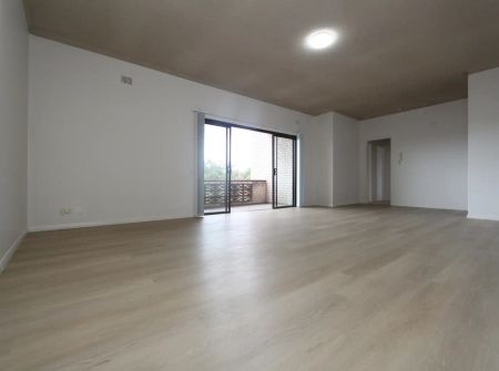 “Expansive 3 bedroom unit” - Photo 2