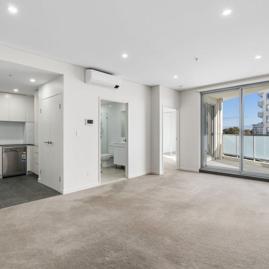 1 large bedroom include built-in wardrobes in top location - Photo 1