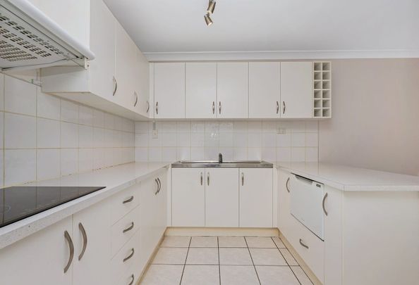 NEAT, TIDY 2 BEDROOM UNIT IN THE PERFECT LOCATION! - Photo 1