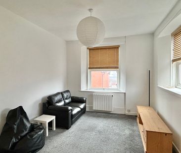1 bedroom Spacious One Bedroom Flat to rent - Photo 2